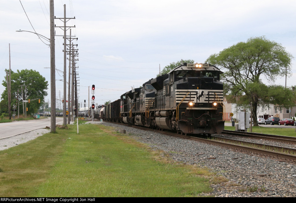 NS 1096 slowly leads 34J up the IHB as it hears Cal Tower